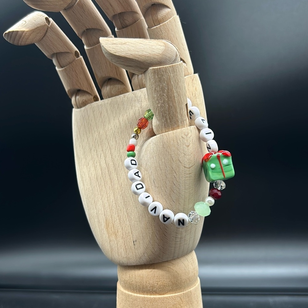 Feliz Navidad green, red and white beaded bracelet with present charm - Picture 1 of 1